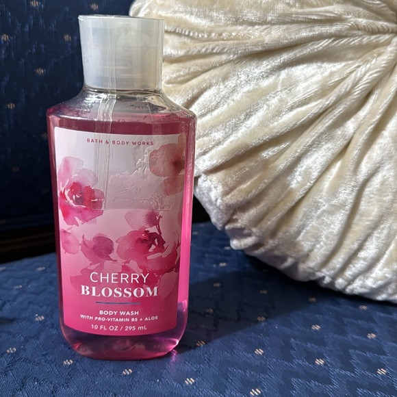 BATH & BODY WORKS SET. . . CHERRY BLOSSOM SCENT - Picture 3 of 6